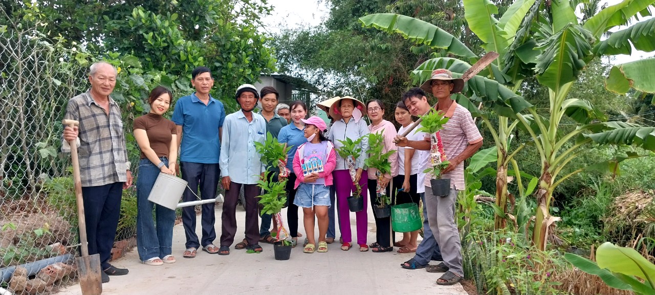 Ra quân trồng cây xanh mừng sinh nhật Bác